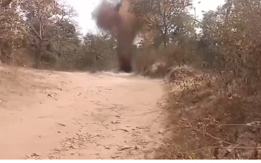 सड़क पर बिछी मौत की साजिश बेनकाब: बीजापुर में 20 किलो IED निष्क्रिय, हिल्स से विस्फोटक जखीरा जब्त