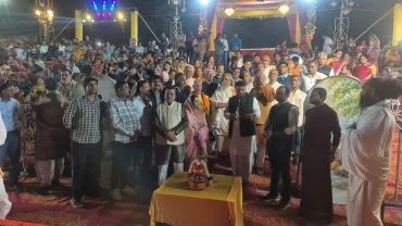 चित्त्रोत्पला गंगा महाआरती का हुआ भव्य आयोजन, बाबा घाट में आतिशबाजी एवं रोशनी से जगमगा उठा त्रिवेणी संगम तट चित्त्रोत्पला गंगा महाआरती का हुआ भव्य आयोजन, बाबा घाट में आतिशबाजी एवं रोशनी से जगमगा उठा त्रिवेणी संगम तट