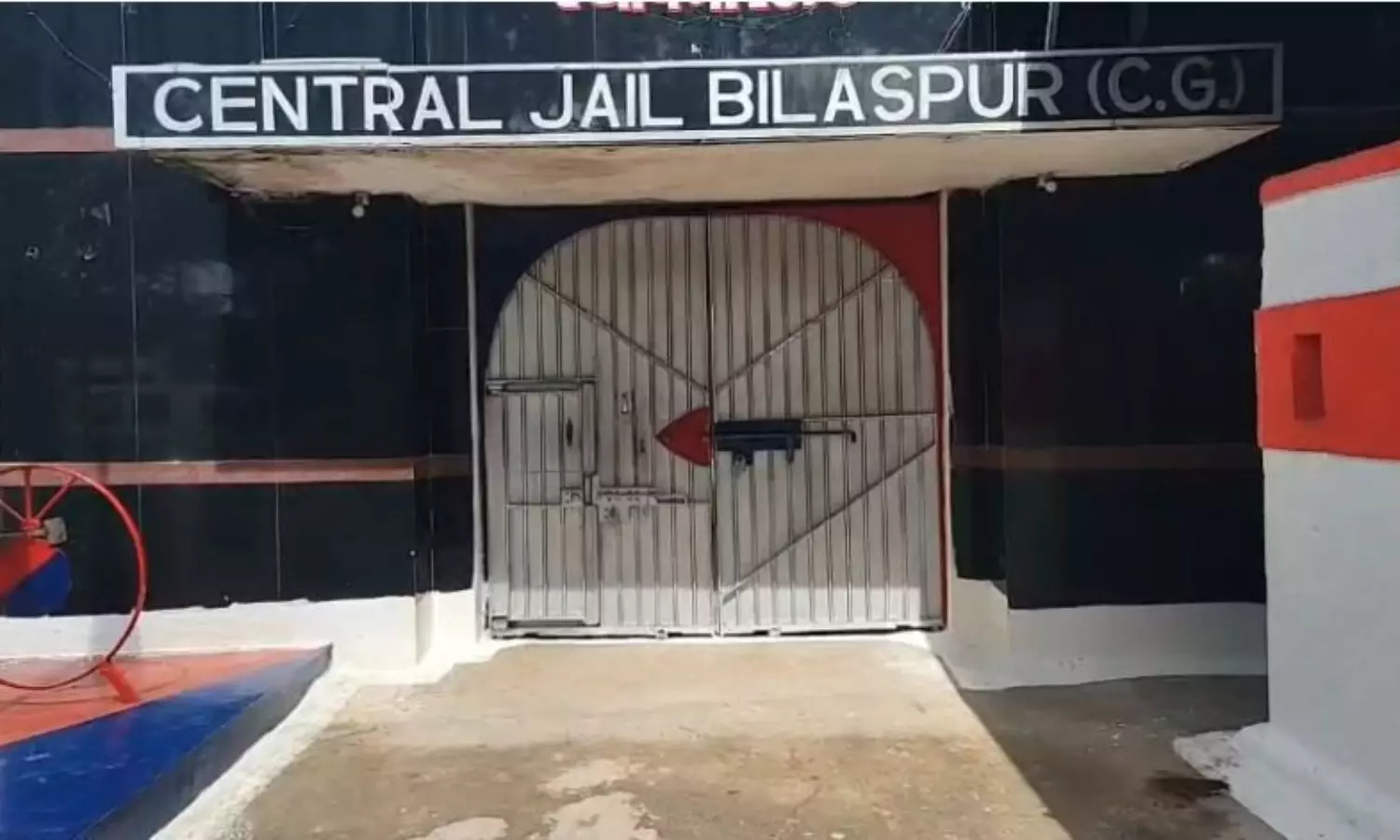 जेल के भीतर सनसनी: आजीवन कारावासी ने गला काटने की कोशिश, सुरक्षा पर बड़े सवाल