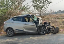 रात की रफ्तार बनी आफत: भारी वाहन की टक्कर से कार के उड़े परखच्चे, चालक की हालत गंभीर रात की रफ्तार बनी आफत: भारी वाहन की टक्कर से कार के उड़े परखच्चे, चालक की हालत गंभीर