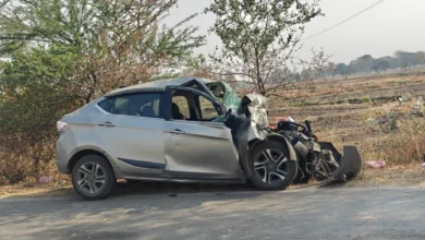 रात की रफ्तार बनी आफत: भारी वाहन की टक्कर से कार के उड़े परखच्चे, चालक की हालत गंभीर