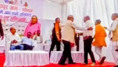 मंच पर महाभारत: भूमिपूजन में भाजपा पदाधिकारी भिड़े, मंत्री की मौजूदगी में हाथापाई की नौबत