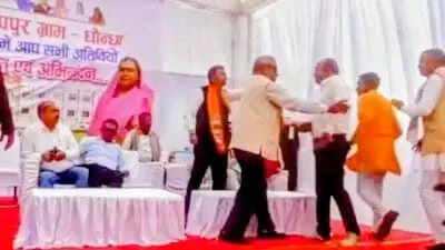 मंच पर महाभारत: भूमिपूजन में भाजपा पदाधिकारी भिड़े, मंत्री की मौजूदगी में हाथापाई की नौबत