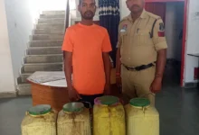 नशे के सौदागरों पर पुलिस का वार, दो गांवों से 85 लीटर शराब पकड़ी