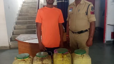 नशे के सौदागरों पर पुलिस का वार, दो गांवों से 85 लीटर शराब पकड़ी नशे के सौदागरों पर पुलिस का वार, दो गांवों से 85 लीटर शराब पकड़ी