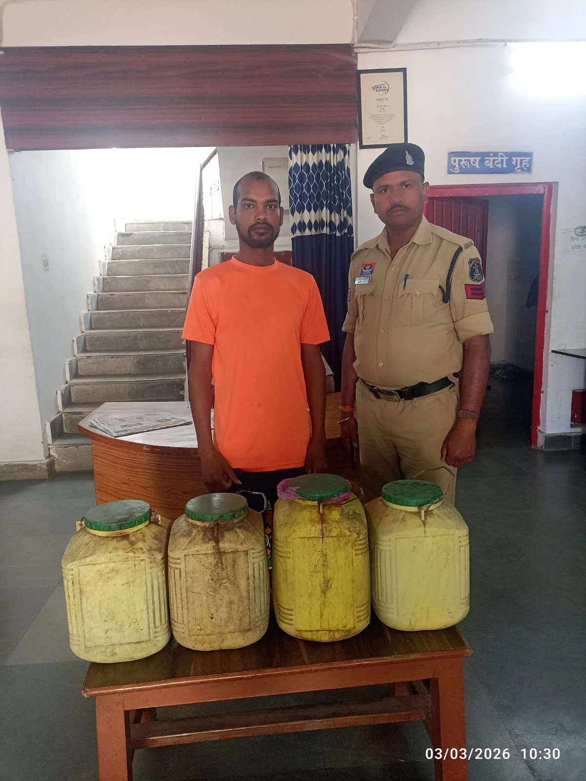 नशे के सौदागरों पर पुलिस का वार, दो गांवों से 85 लीटर शराब पकड़ी नशे के सौदागरों पर पुलिस का वार, दो गांवों से 85 लीटर शराब पकड़ी