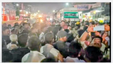 कमीशनखोरी के आरोप से फूटा किसानों का गुस्सा: वाड्रफनगर सहकारी बैंक के सामने चक्काजाम