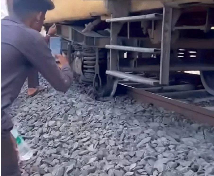 चलती एक्सप्रेस के पहिए पटरी से उतरे, जंगल के बीच थमा सफर; टला बड़ा रेल हादसा