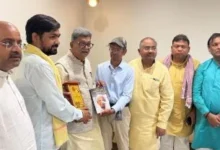 नेता प्रतिपक्ष डॉ चरणदास महंत को पद्मश्री पंडित श्यामलाल चतुर्वेदी स्मृति ग्रंथ भेंट