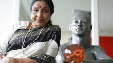 आशा भोसले नहीं रहीं—सुरों की वो आवाज़ खामोश, जिसने हर दौर को अपनी धुन में ढाला आशा भोसले नहीं रहीं—सुरों की वो आवाज़ खामोश, जिसने हर दौर को अपनी धुन में ढाला