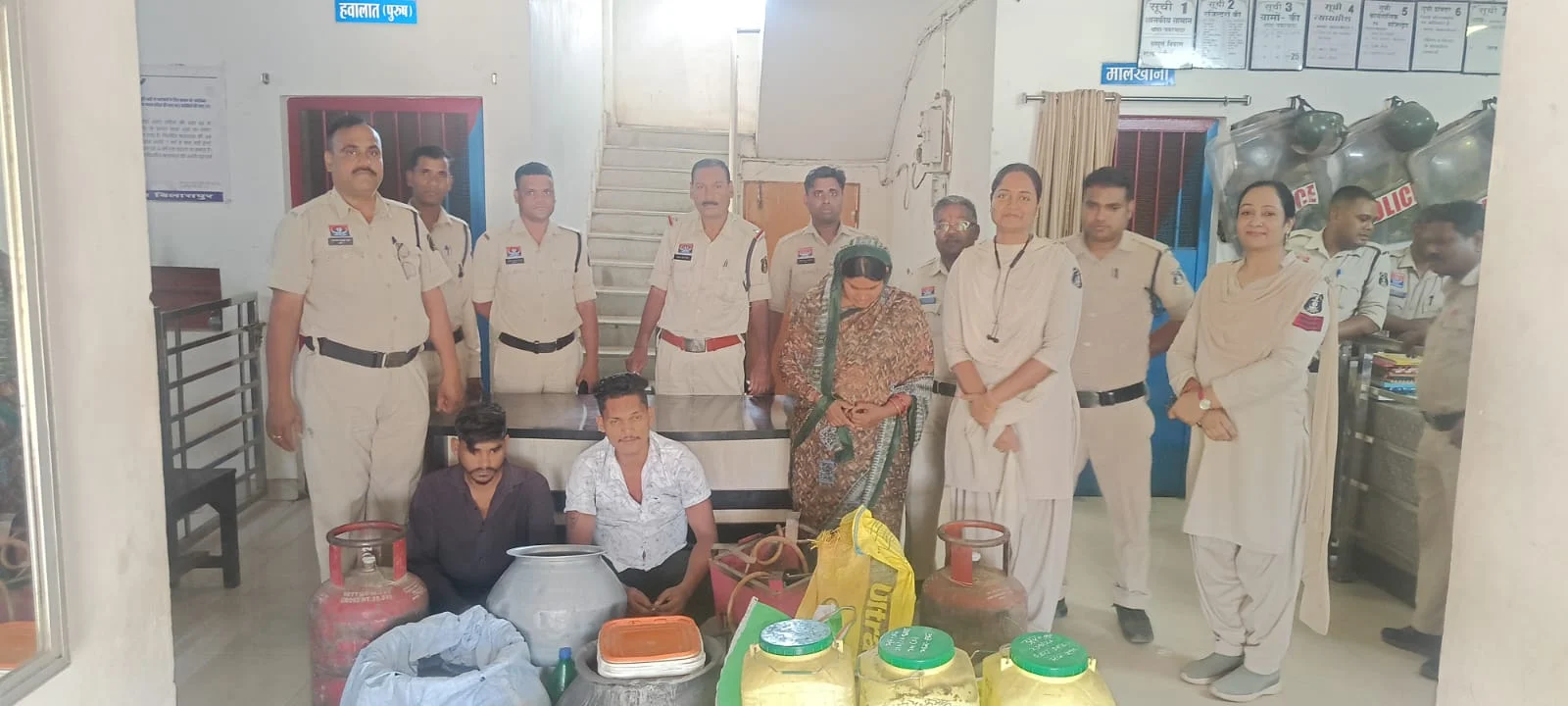 घर-घर चल रहा था ‘भट्ठी कारोबार..कच्ची महुआ करारा वार: 425 लीटर अवैध शराब के साथ 3 गिरफ्तार घर-घर चल रहा था ‘भट्ठी कारोबार..कच्ची महुआ करारा वार: 425 लीटर अवैध शराब के साथ 3 गिरफ्तार