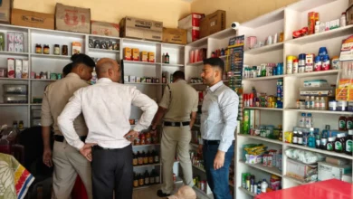 सरगांव में विभिन्न मेडिकल स्टोर्स का औचक निरीक्षण,अनियमितता पर एक फर्म को नोटिस जारी
