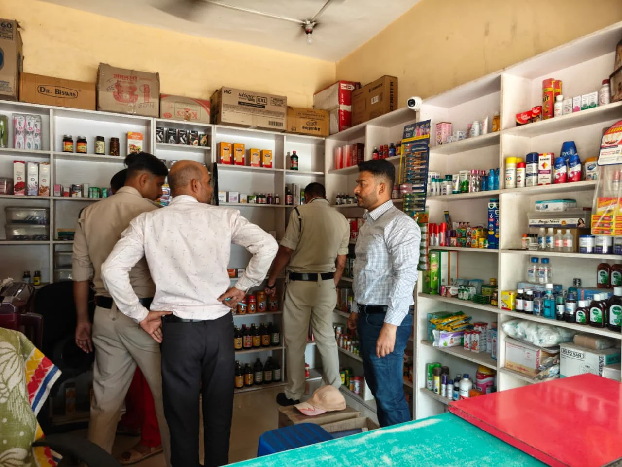 सरगांव में विभिन्न मेडिकल स्टोर्स का औचक निरीक्षण,अनियमितता पर एक फर्म को नोटिस जारी