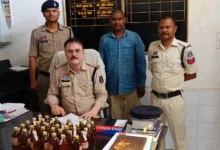 धार्मिक नगरी मल्हार में शराब का खेल उजागर, घर से बेचते पकड़ा गया आरोपी