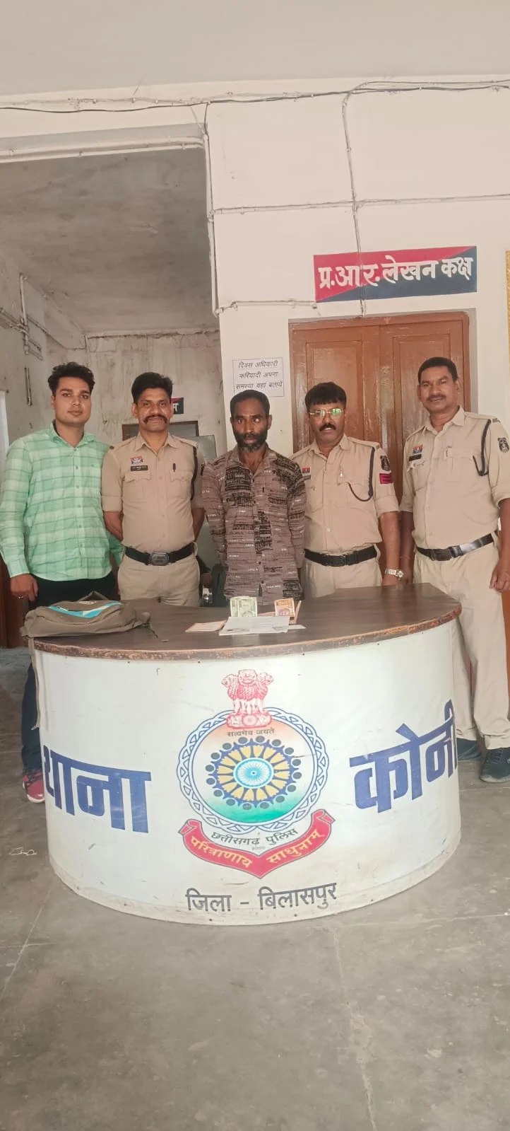 रेलवे स्टेशन से सुनसान ठिकाने तक बिछाया जाल: लूट का खुलासा, नकदी-दस्तावेज बरामद, 5 आरोपी फरार