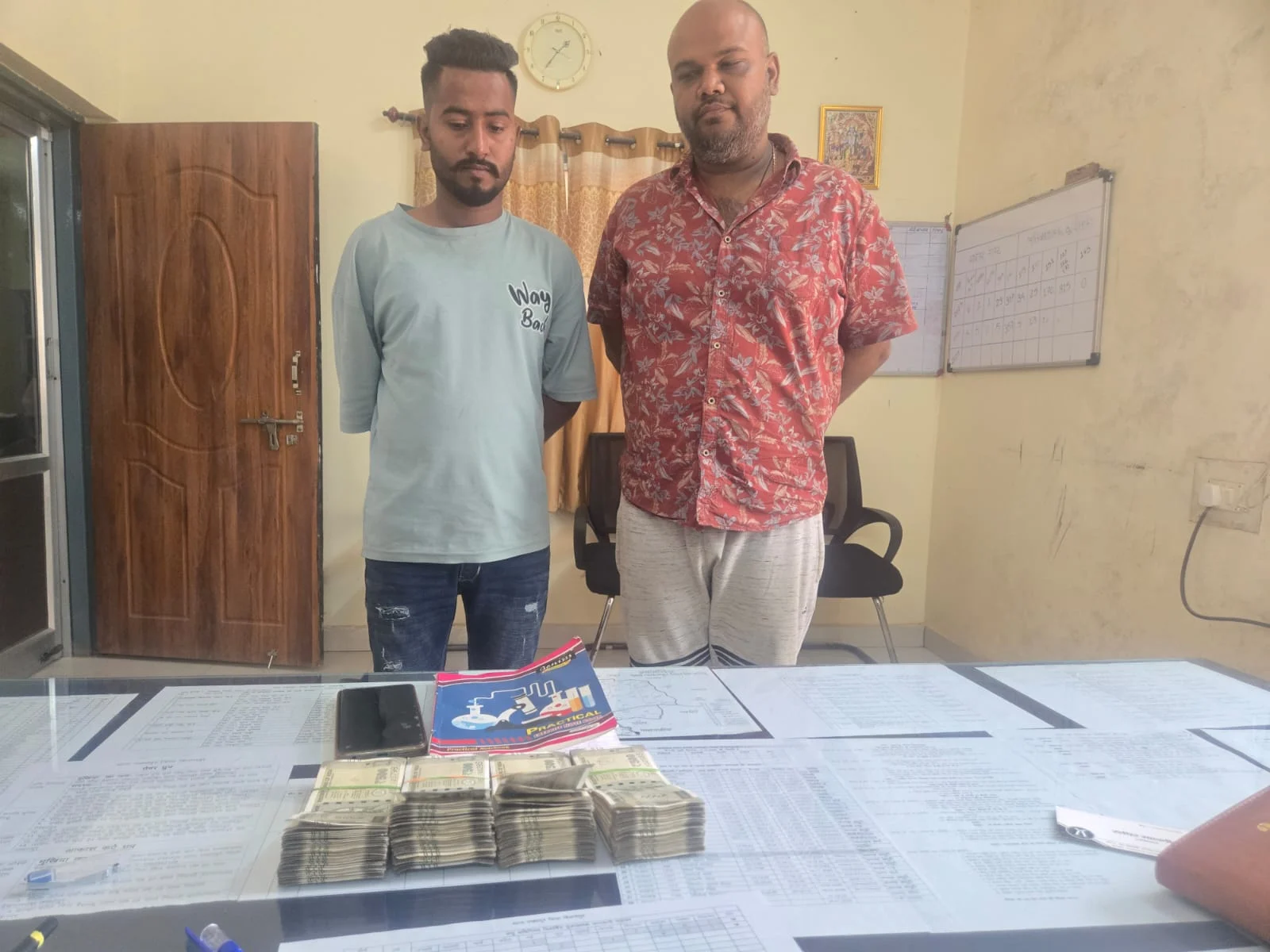 बस स्टैंड के पास सट्टा रैकेट पर वार: रेड में 1.85 लाख जब्त, दो आरोपी दबोचे