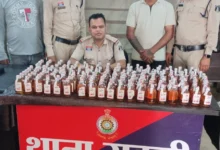 बीट सिस्टम का असर: पुलिस ने घेराबंदी कर 335 पाव अंग्रेजी शराब पकड़ी, दो तस्कर गिरफ्तार