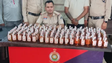 बीट सिस्टम का असर: पुलिस ने घेराबंदी कर 335 पाव अंग्रेजी शराब पकड़ी, दो तस्कर गिरफ्तार