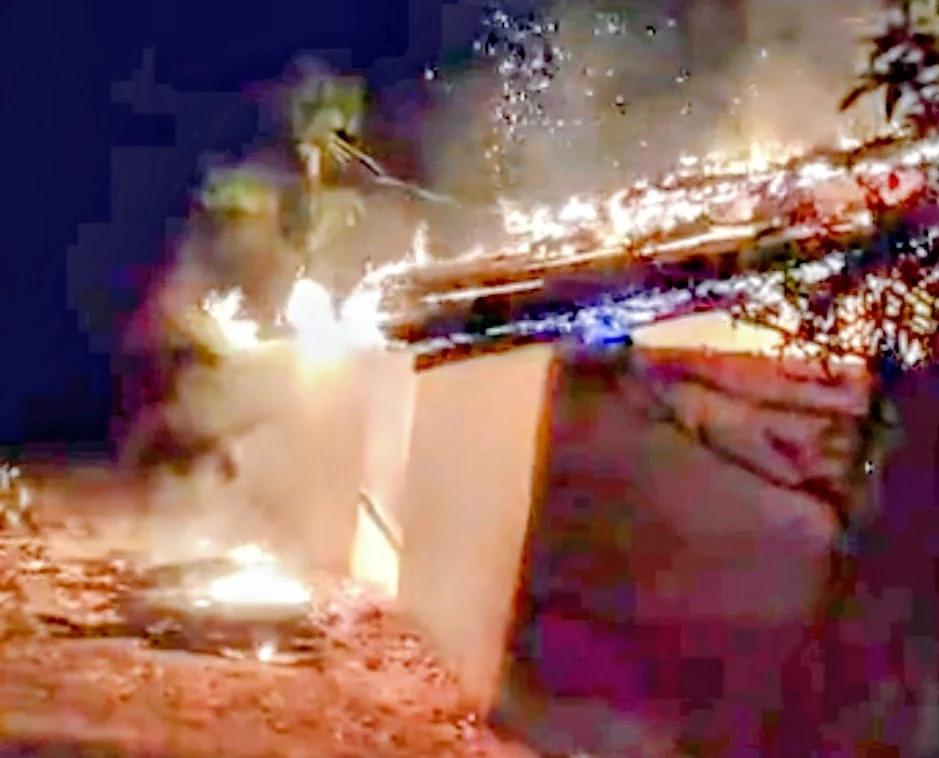 आग ने उजाड़ा पण्डो परिवार का आशियाना, अनाज की पूरी पूंजी राख