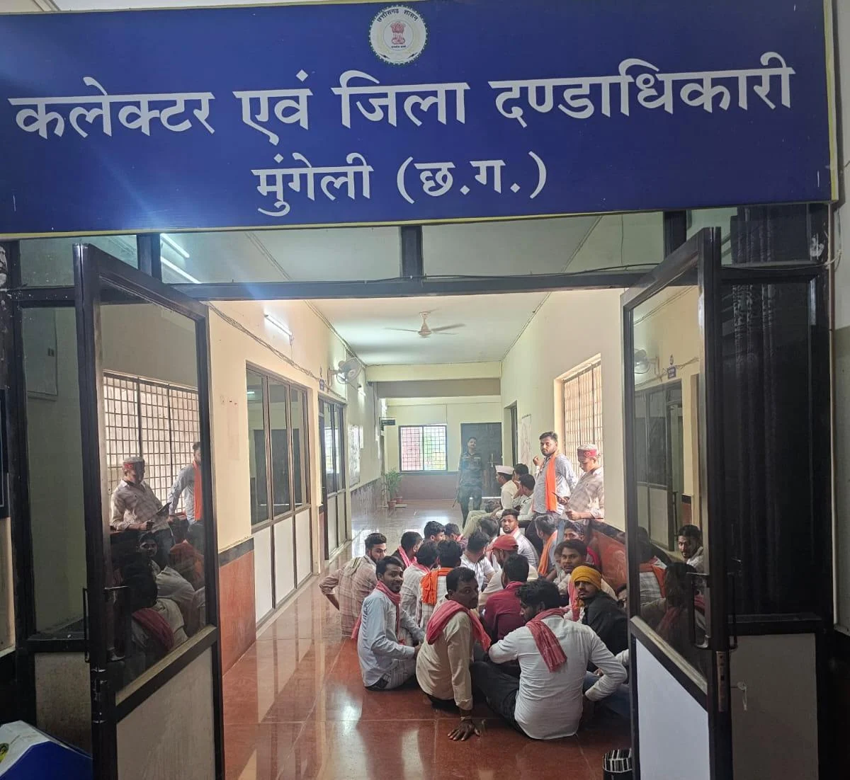 कलेक्टर कार्यालय विवाद पर प्रशासन का स्पष्टीकरण, आवेदन फेंकने की बात निराधार