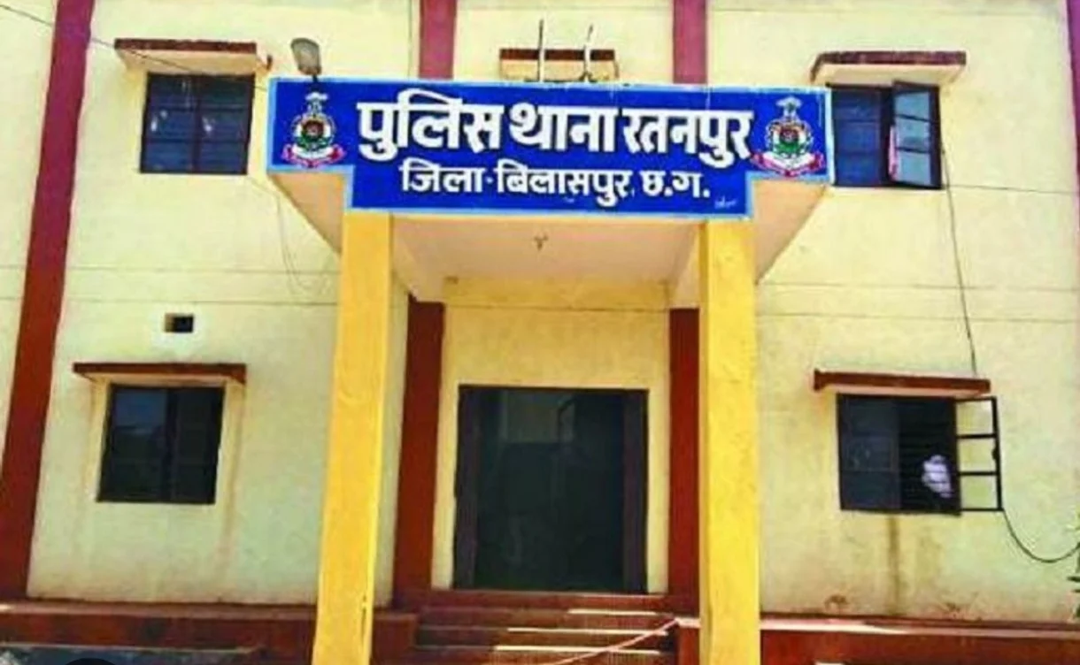 थाने में फरियादी पर हाथ: एएसआई सस्पेंड, उसी थाने में दर्ज हुई FIR