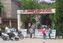 सभी स्कूलों में बच्चों की छुट्टी…. लेकिन एक स्कूल में लग रही कक्षाएं , क्या वहां लागू नहीं होता शासन का आदेश…. ?