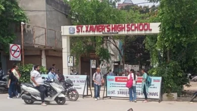 सभी स्कूलों में बच्चों की छुट्टी…. लेकिन एक स्कूल में लग रही कक्षाएं , क्या वहां लागू नहीं होता शासन का आदेश…. ?