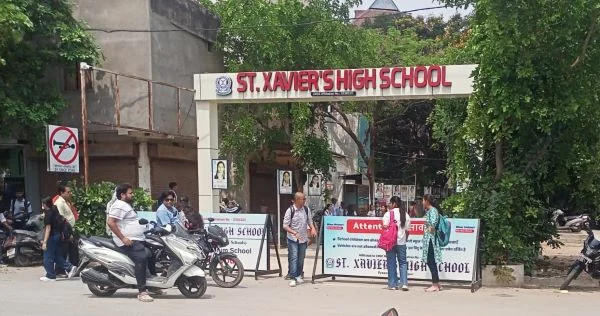 सेंट जेवियर्स ग्रुप पर शिकंजा: जांच के आदेश, 20 किमी दूर स्कूल विलय पर हाईकोर्ट की रोक
