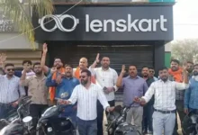 लेंसकार्ट विवाद: बजरंग दल के कार्यकर्ताओं ने लेंसकार्ट शोरूम बंद कराया