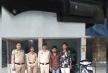 सड़क पर संदिग्ध हरकत, तलाशी में निकले हथियार: पुलिस ने तुरंत किया गिरफ्तार