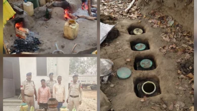 ग्रामीण वेश में पहुंची पुलिस, धौराकोना में चल रहा महुआ शराब का बड़ा खेल ध्वस्त
