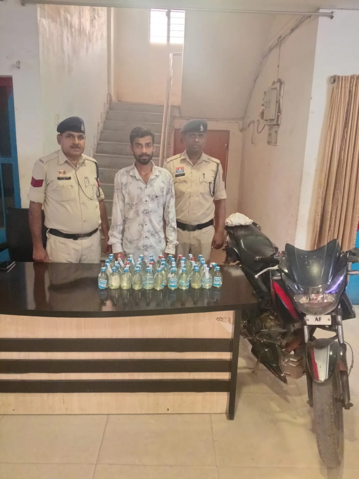 टंकी में छुपाकर ले जा रहा था शराब: बाइक के साथ युवक गिरफ्तार