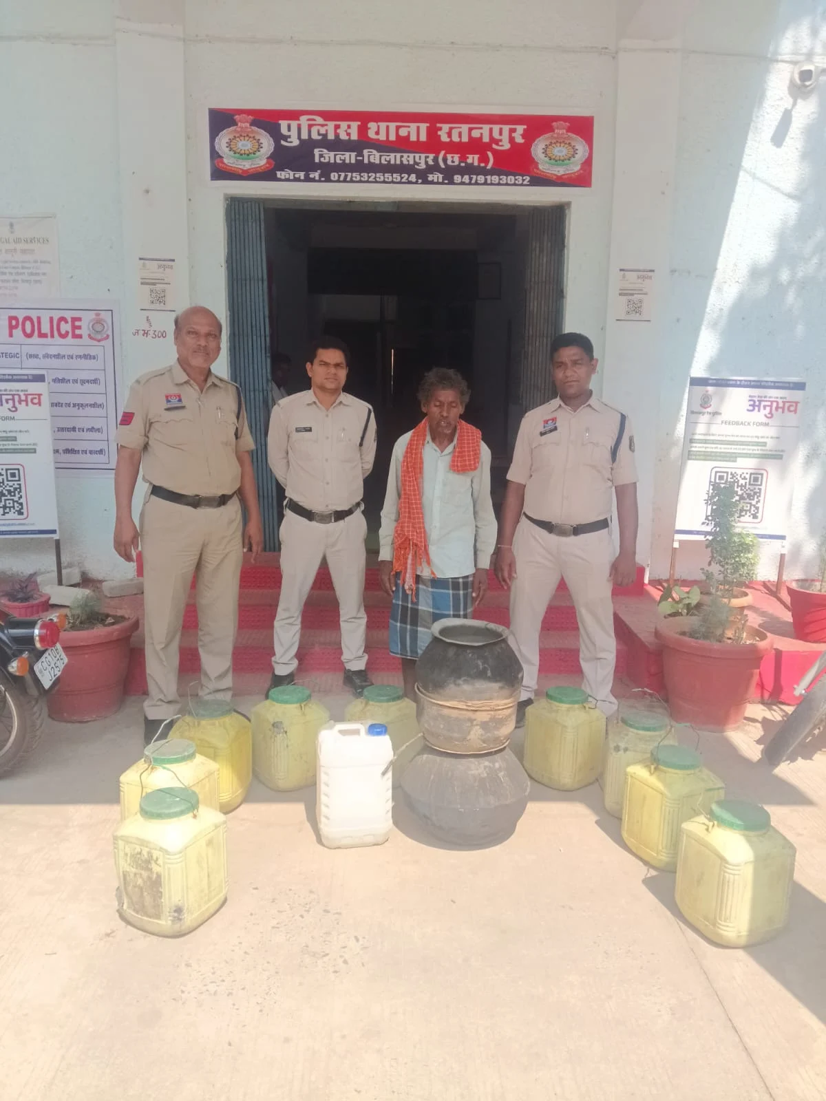 जंगल में ‘महुआ शराब फैक्ट्री’ पर पुलिस का छापा—152 लीटर कच्ची शराब जब्त, आरोपी जेल