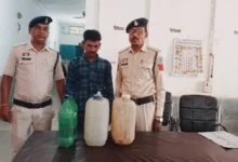 महुआ शराब का काला कारोबार बेनकाब: पुलिस ने दबिश देकर पकड़ा आरोपी, जखीरा जब्त