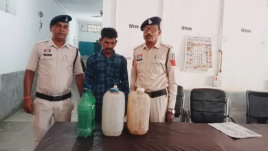 महुआ शराब का काला कारोबार बेनकाब: पुलिस ने दबिश देकर पकड़ा आरोपी, जखीरा जब्त