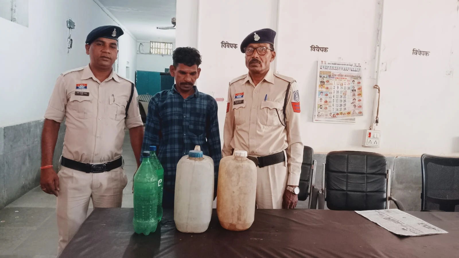 महुआ शराब का काला कारोबार बेनकाब: पुलिस ने दबिश देकर पकड़ा आरोपी, जखीरा जब्त