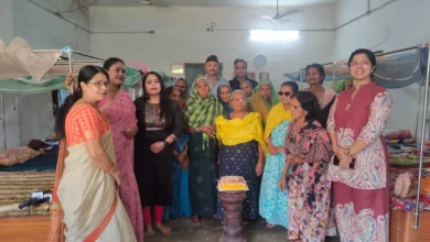 केक, उपहार और अपनापन: बहतराई में बुजुर्ग माताओं के साथ मनाया मदर्स डे