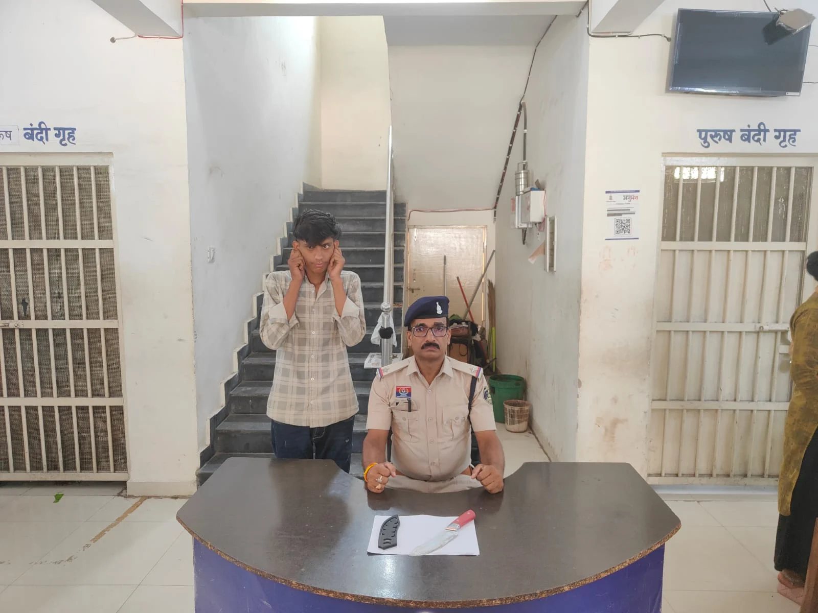 चाकू लहराकर मचाई दहशत, पुलिस ने तुरंत दबोचे दो आरोपी