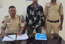 सरेआम चाकू लहराकर धमका रहा था युवक, पुलिस ने घेराबंदी कर पकड़ा
