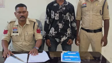 सरेआम चाकू लहराकर धमका रहा था युवक, पुलिस ने घेराबंदी कर पकड़ा