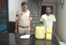 सूचना मिली… पुलिस पहुंची… और खुल गया अवैध महुआ का खेल