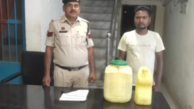 सूचना मिली… पुलिस पहुंची… और खुल गया अवैध महुआ का खेल