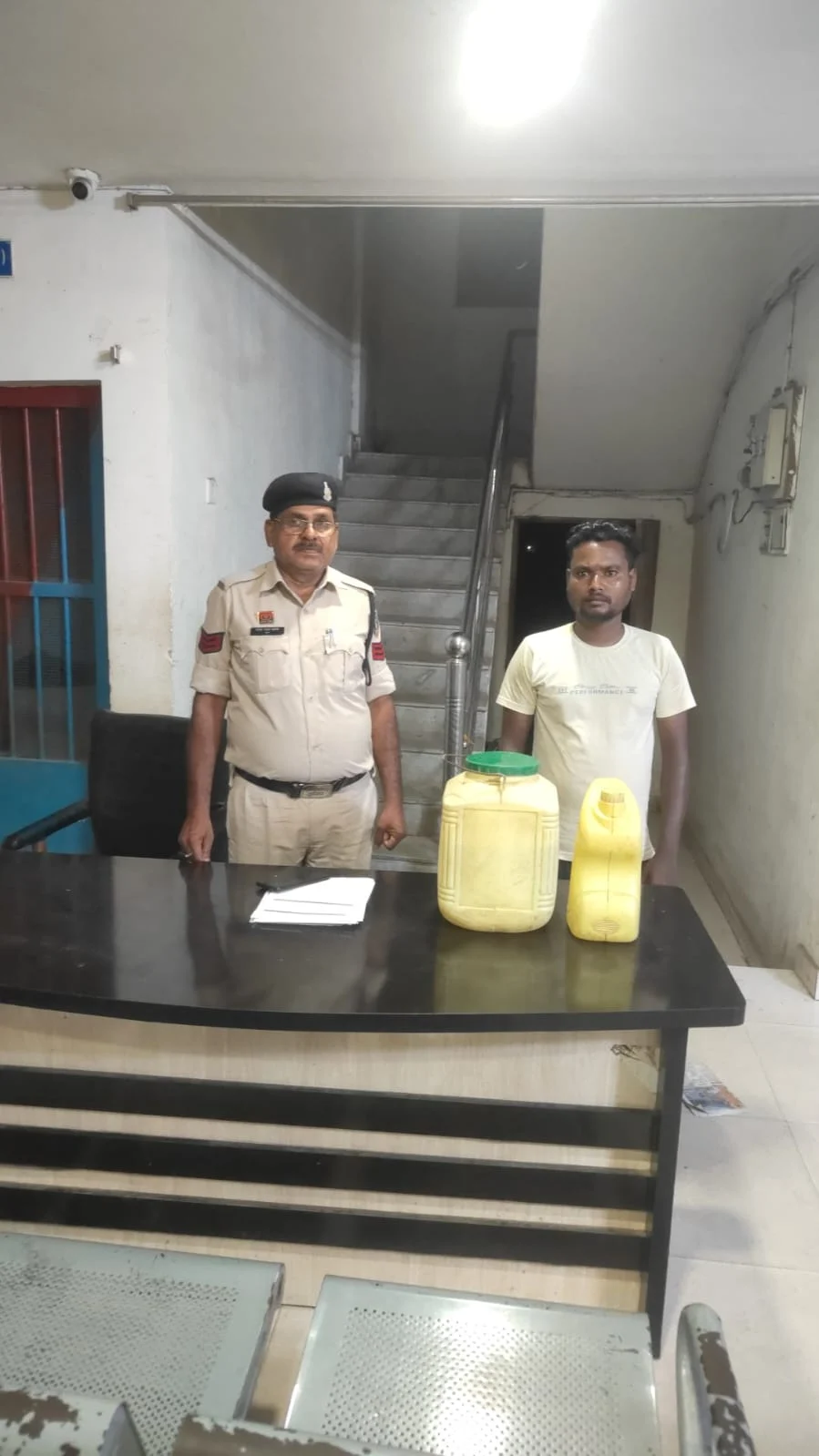सूचना मिली… पुलिस पहुंची… और खुल गया अवैध महुआ का खेल