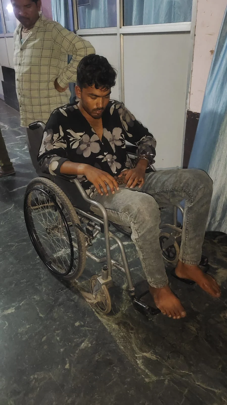 हिस्ट्रीशीटर ने रातभर दौड़ाई पुलिस — हमला कर भागा, आखिरकार गिरफ्त में आया”