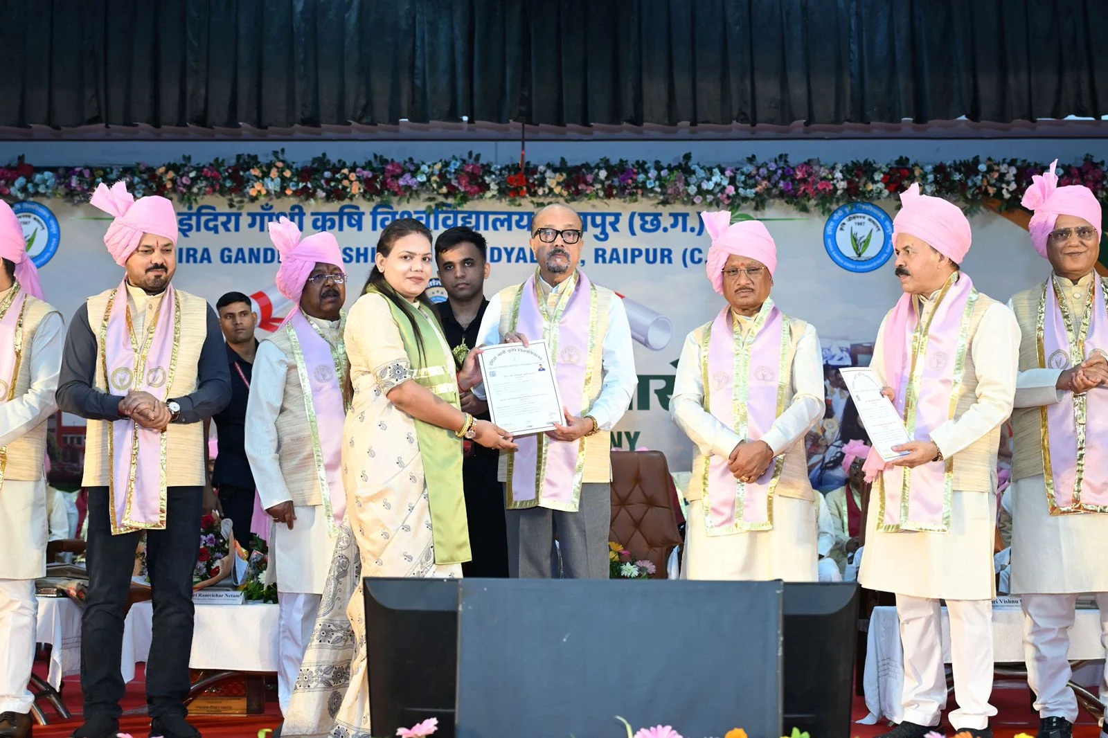 सकरी की प्रज्ञा तिवारी बनीं डॉ., राज्यपाल और मुख्यमंत्री ने दी पीएचडी की उपाधि
