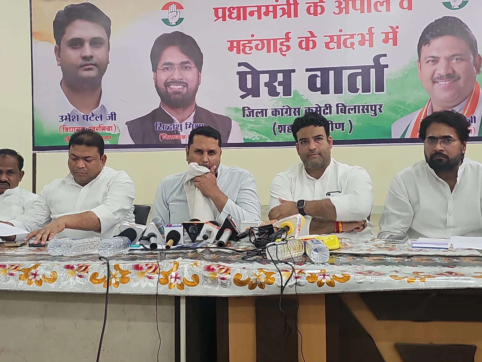 महंगाई पर हमला, जवाबों में लड़खड़ाए पूर्व मंत्री उमेश ! प्रेस वार्ता में घिरे सवालों से—सुबोध का सनसनीखेज दावा, मोबाइल लूट नहीं, साजिश है!