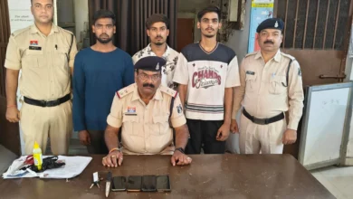 दरवाजा खुलते ही हमला: घर में घुसकर चाकू-बेल्ट से मारपीट, 4 आरोपी गिरफ्तार