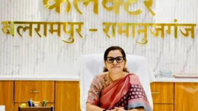 CG News: कलेक्टर बनीं बच्चों की शिक्षिका, बच्चों से पूछा पाठ एवं पहाड़ा और कराया अभ्यास