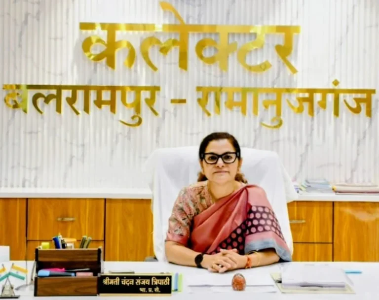 CG News: कलेक्टर बनीं बच्चों की शिक्षिका, बच्चों से पूछा पाठ एवं पहाड़ा और कराया अभ्यास