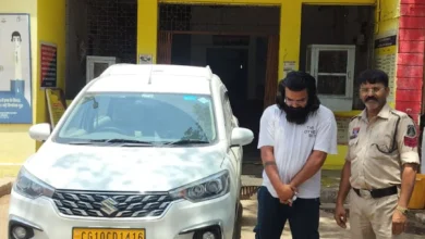 बिलासपुर की सड़कों पर “चलता फिरता मौत का शो”! कार की छत पर युवती बैठाकर स्टंट, चालक गिरफ्तार